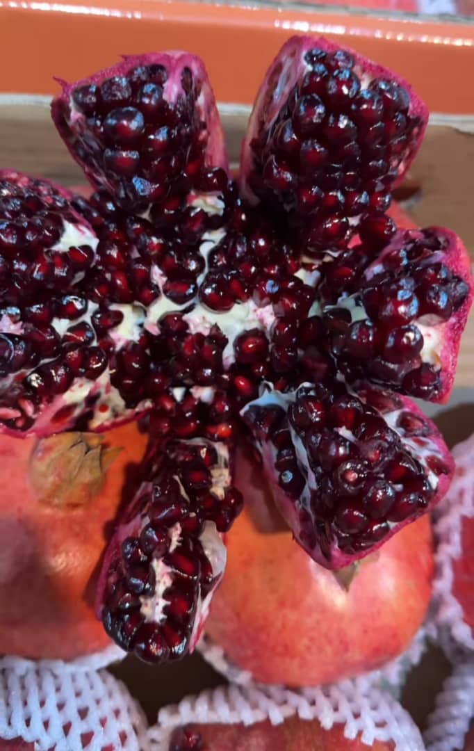 Fresh Split Pomegranate Arils